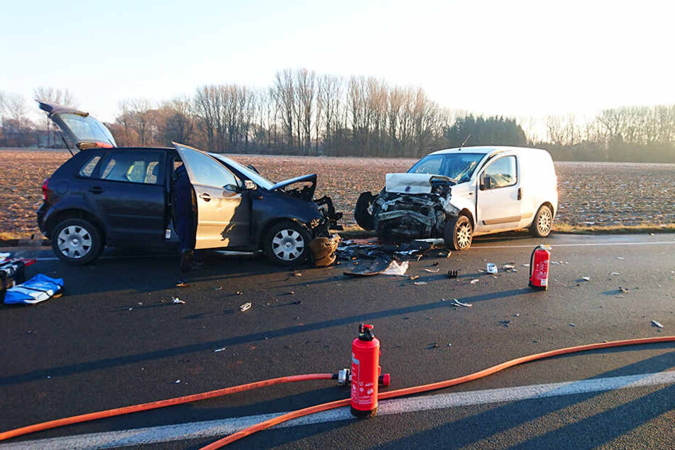 Aus bisher ungeklärter Ursache krachten zwei Autos in Lage frontal zusammen.