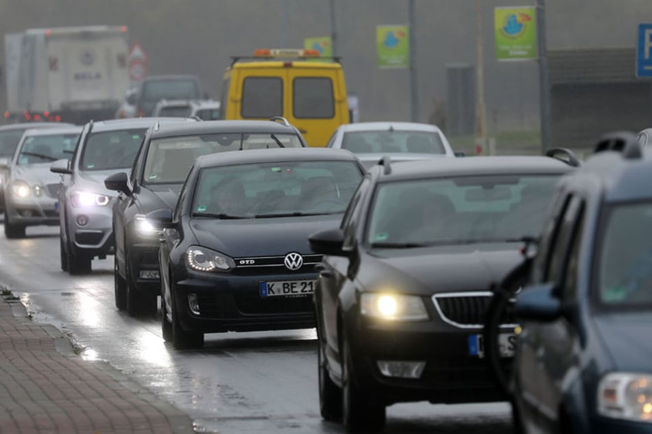 Auf der Umleitungsstrecke für die A20 in Langsdorf staut sich der Verkehr.