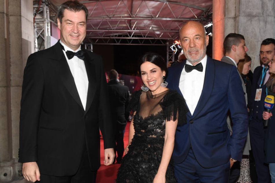 Bayerns Ministerpräsident Markus Söder (CSU, l), der Schauspieler Heiner Lauterbach und seine Frau, die Schauspielerin Viktoria Lauterbach.