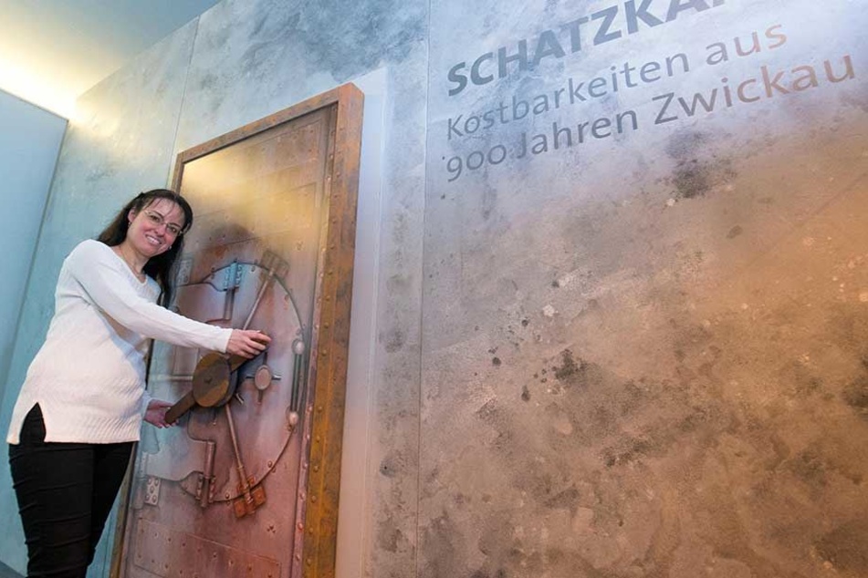 Alexandra Hortenbach (39), die Museumschefin der Priesterhäuser, vor der Eingangstür zur Zwickauer Schatzkammer. Dort sind ab 18. Februar teils nie gezeigte Artefakte zu sehen.