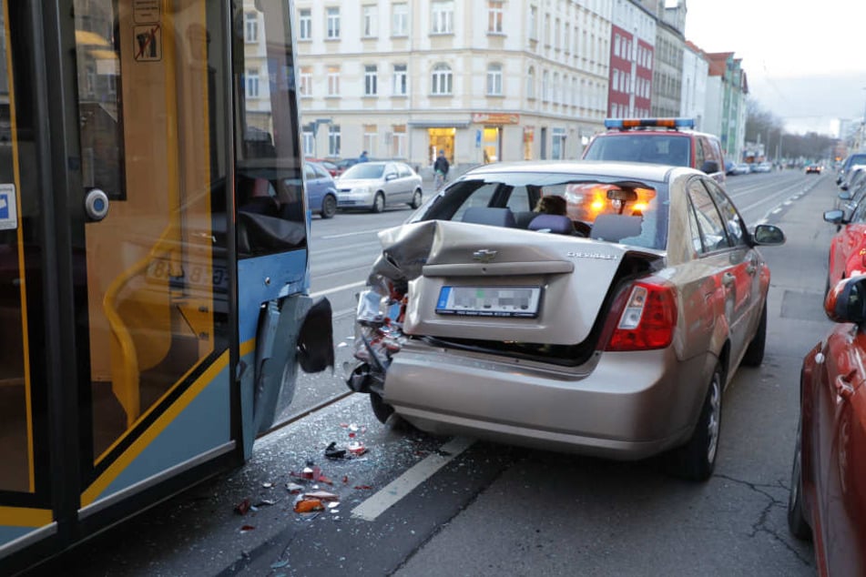 Der Unfall ereignete sich in der Bernsdorfer Straße, auf Höhe der Fabriciusstraße.