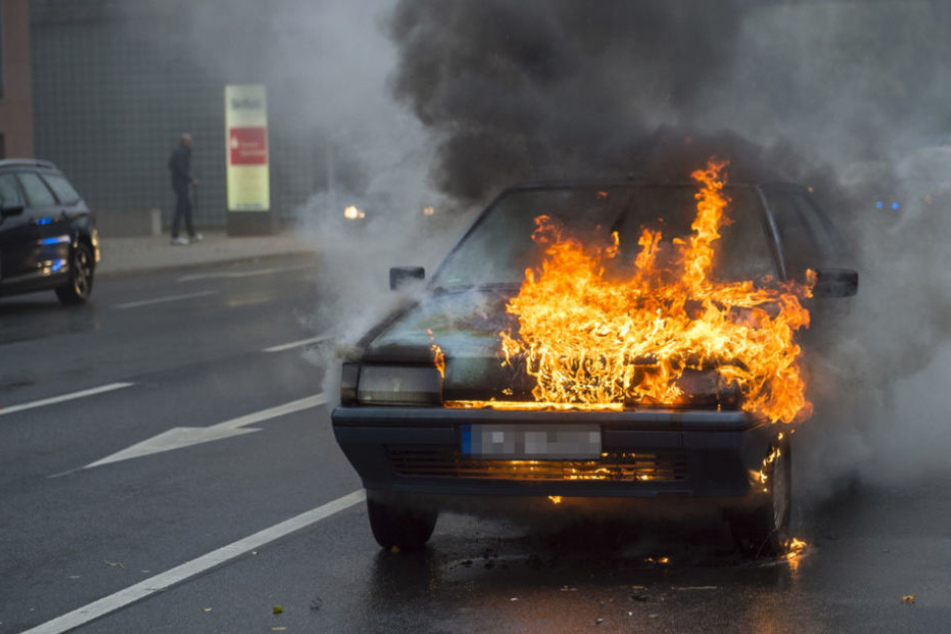 Der Wagen geht in Flammen auf: Und das auch noch mitten in der Stadt!