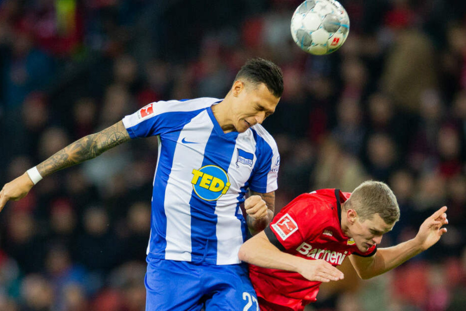 Davie Selke im Kopfballduell mit Sven Bender. Beide spielten für die Olympia-Auswahl 2016 in Rio.