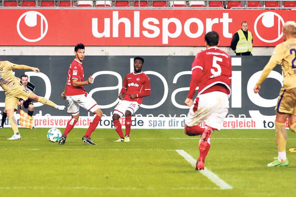 Die Szene zum entscheidenden 2:0 auf dem Betzenberg:Pascal Köpke (2.v.l.) passte mustergültig in die Mitte.Sören Bertram (Nr. 23) drückte die Kugel über die Linie.