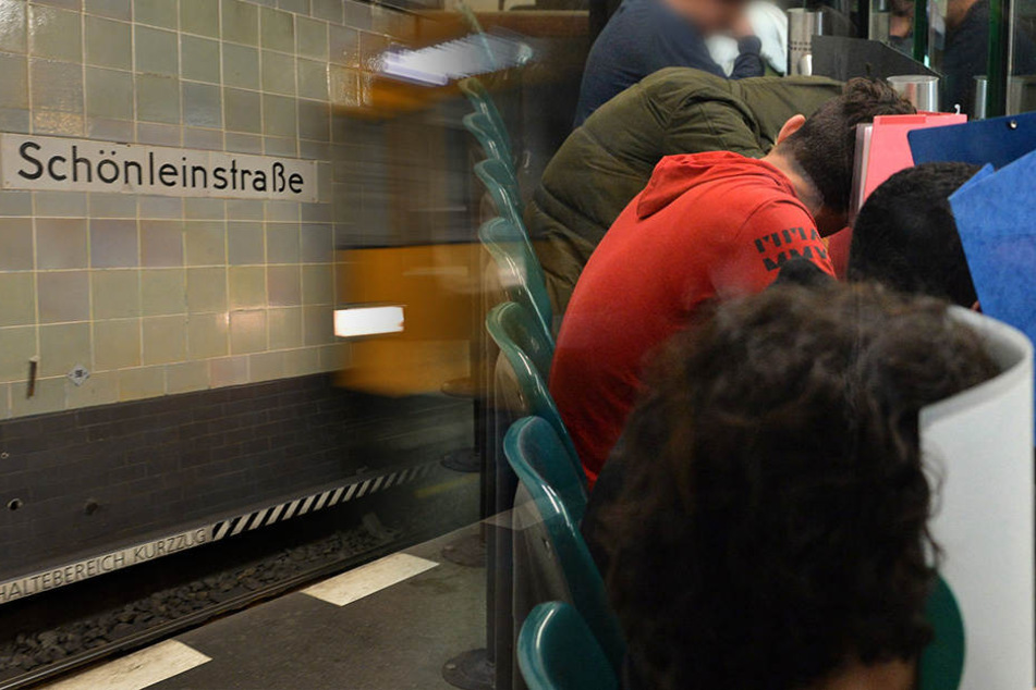 Insgesamt sieben junge Männer zwischen 16 und 21 Jahren müssen sich nun vor dem Berliner Landgericht für die Tat verantworten.