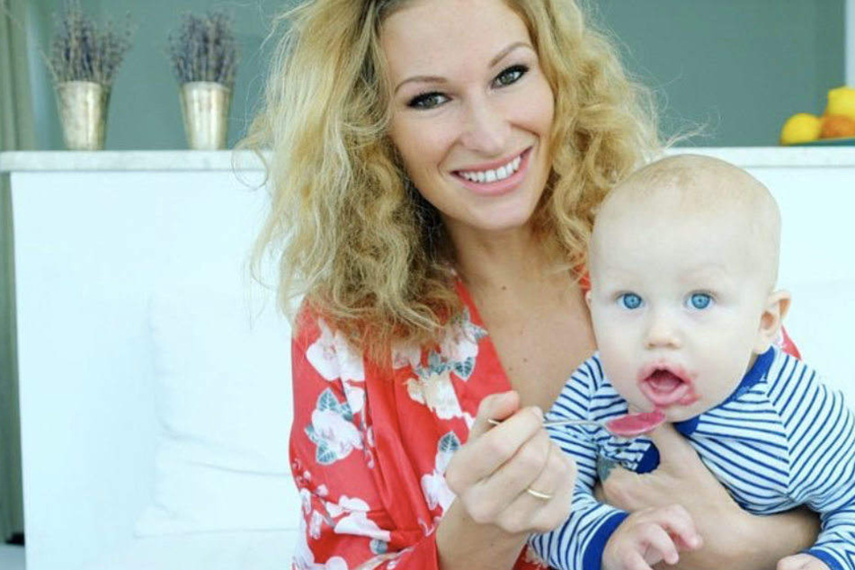 Janni füttert ihren Sohn mit dem gekauften Babybrei. Zu viel für ihre Fans.