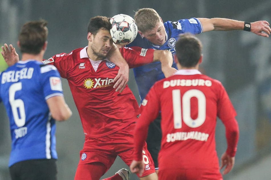 Fabian Klos (2.v.r) gewinnt das Kopfballduell mit Lukas Fröde.