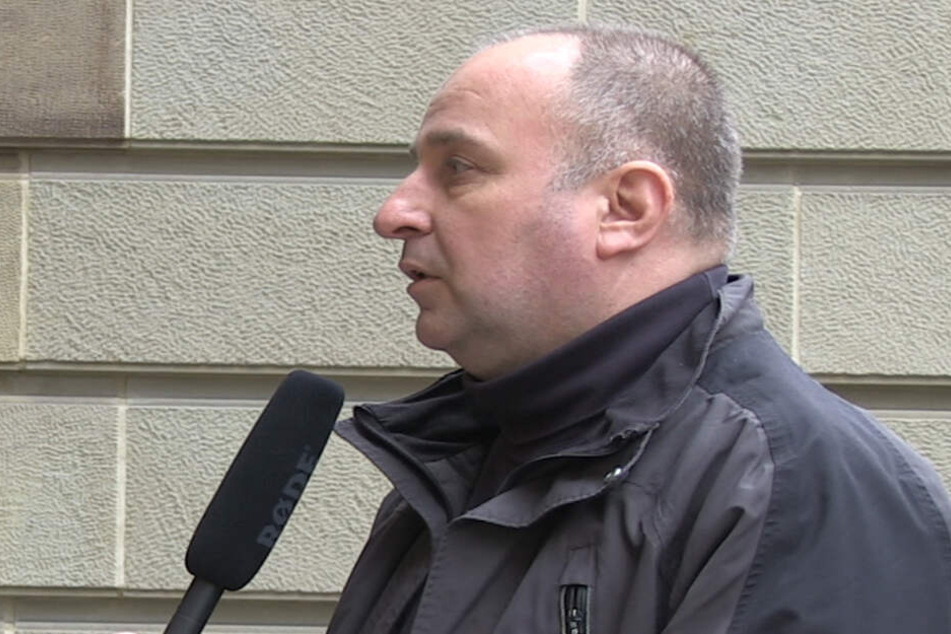 Impfgegner Frank Reitemeyer (55) malt die Zukunft besonders düster: „Künftig werden Impfstoffe genetisch manipuliert, was die Menschheit verändert und uns zu Cyborgs macht.“