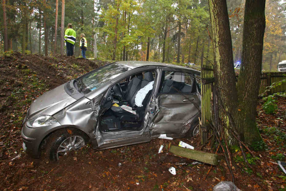 Der Mercedes-Fahrer wurde im Auto eingeklemmt.