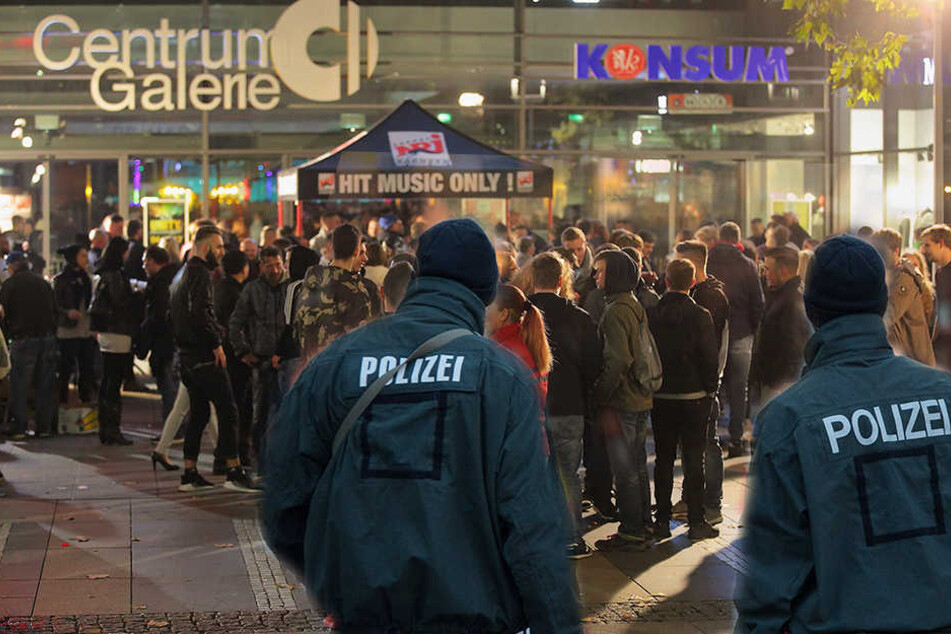Vor der Centrum Galerie in Dresden wurden zwei Männer von einem Schläger attackiert.