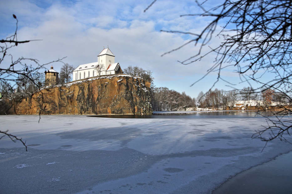 Die kleine Bergkirche in Beucha wird wohl noch ein paar Tage Frost ertragen
müssen.