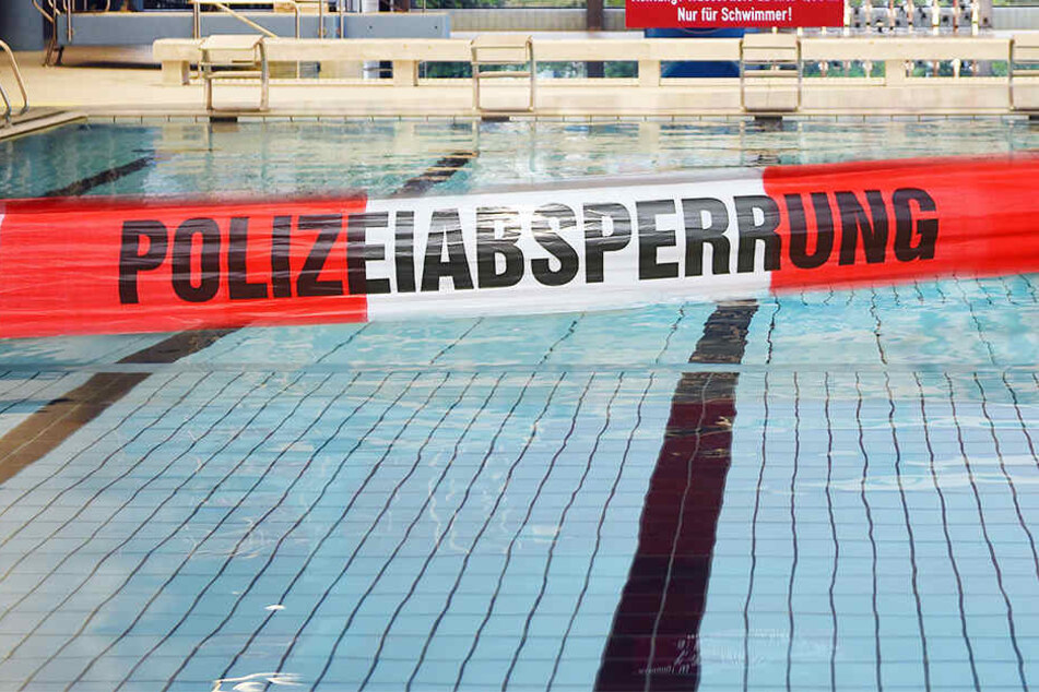 In einem Schwimmbad wurde eine weibliche Leiche entdeckt (Bildmontage).