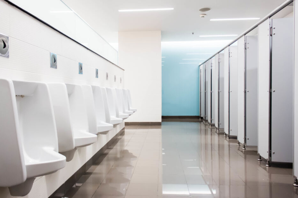 Der Polizist ging in einem Einkaufscenter auf Toilette. Dabei machte er eine gruslige Entdeckung. (Symbolbild)