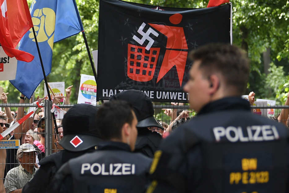 Demonstranten zeigen mit Bannern und Plakaten offen, was sie von der AfD halten. (Symbolbild)