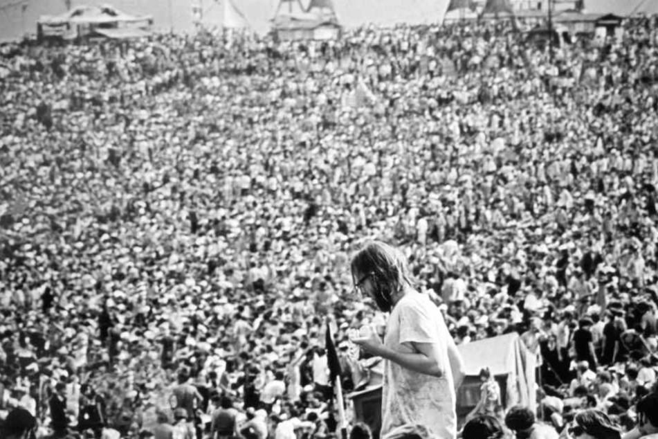 Blick auf die zahlreichen Besucher des legendären Rock-Festivals Woodstock.