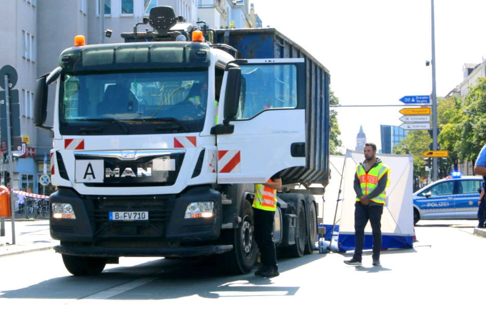 Eine Frau kam bei einem Unfall in Berlin-Schöneberg ums Leben.