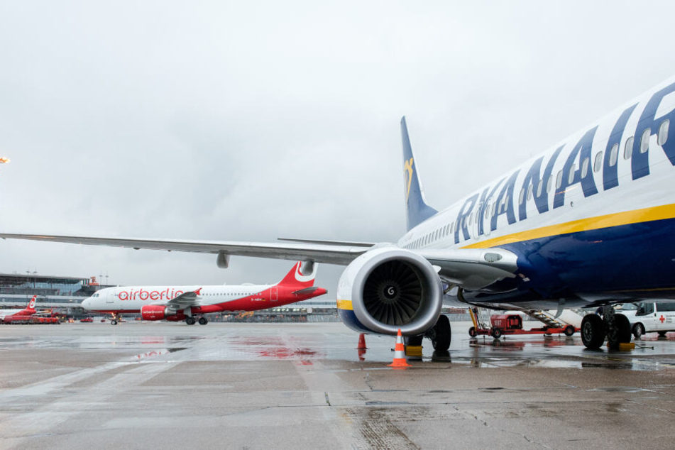 Flugzeuge der Fluggesellschaften Ryanair (rechts) und Air Berlin stehen in Hamburg auf dem Flughafen.