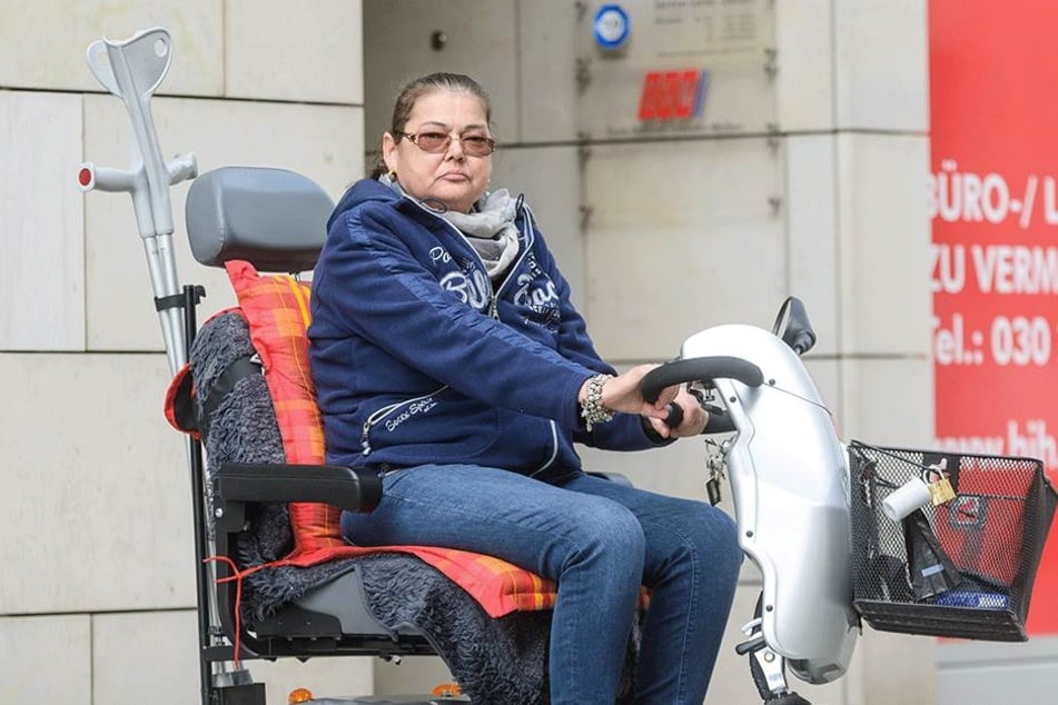 Monika Zabel (56) vorm Absolvieren der medizinisch-psychologischen Untersuchung (MPU) beim TÜV Süd am Wiener Platz.