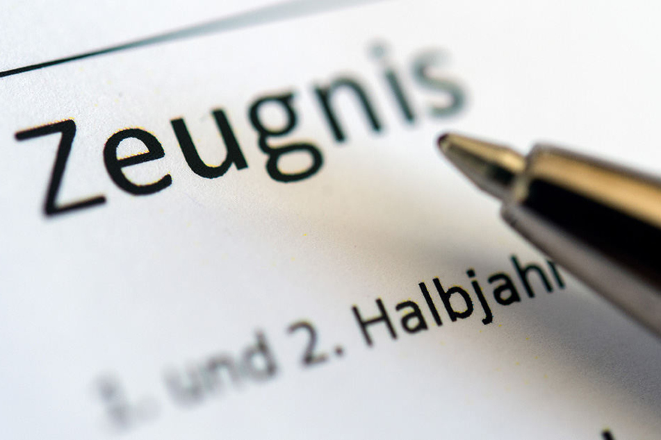 In Sachsen-Anhalt sollen bald die Halbjahreszeugnisse abgeschafft werden- Grund dafür: akuter Lehrermangel.