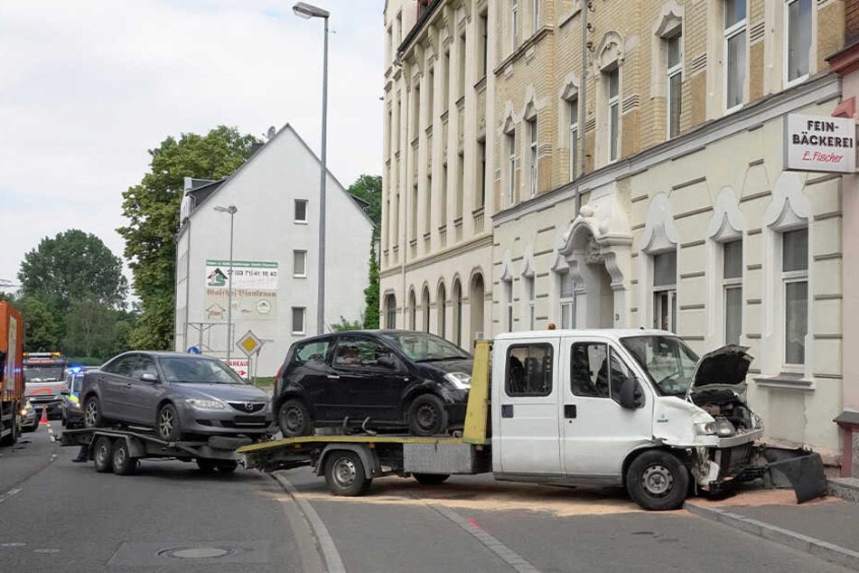 Der Transporter hatte auf seinem Hänger noch zwei Autos geladen.