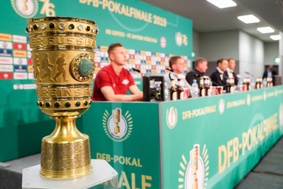 Der Pokal steht während der Pressekonferenz zum DFB-Pokal Finale RB Leipzig gegen FC Bayern München neben dem Podium.