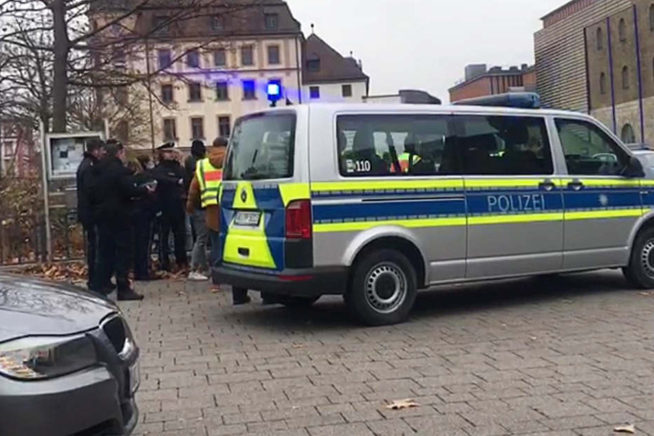 Dieses Foto erreichte unsere Redaktion: Es zeigt Polizeibeamte am Kulturspeicher in Würzburg.