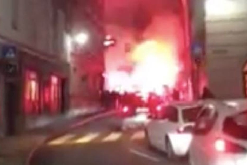 Die Männer fackelten Bengalos ab und riefen unter anderen "Hooligans Ostdeutschland".