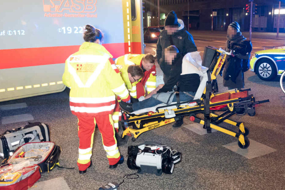 Der Rettungsdienst versorgt einen verletzten Zivilpolizisten, nachdem er im Einsatz verletzt wurde.