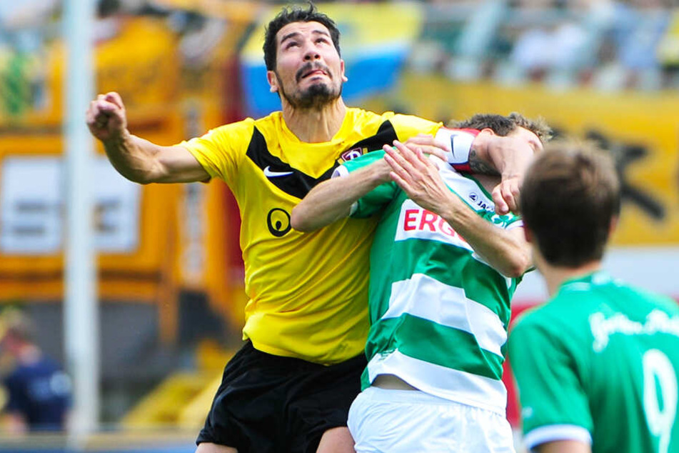 17 Mal trat Cristian Fiel in seiner Karriere als Spieler gegen Greuther Fürth an - hier in der Saison 2011/2012. Für den Ellbogencheck gegen Stephan Fürstner sah "Fielo" seinerzeit übrigens Rot...