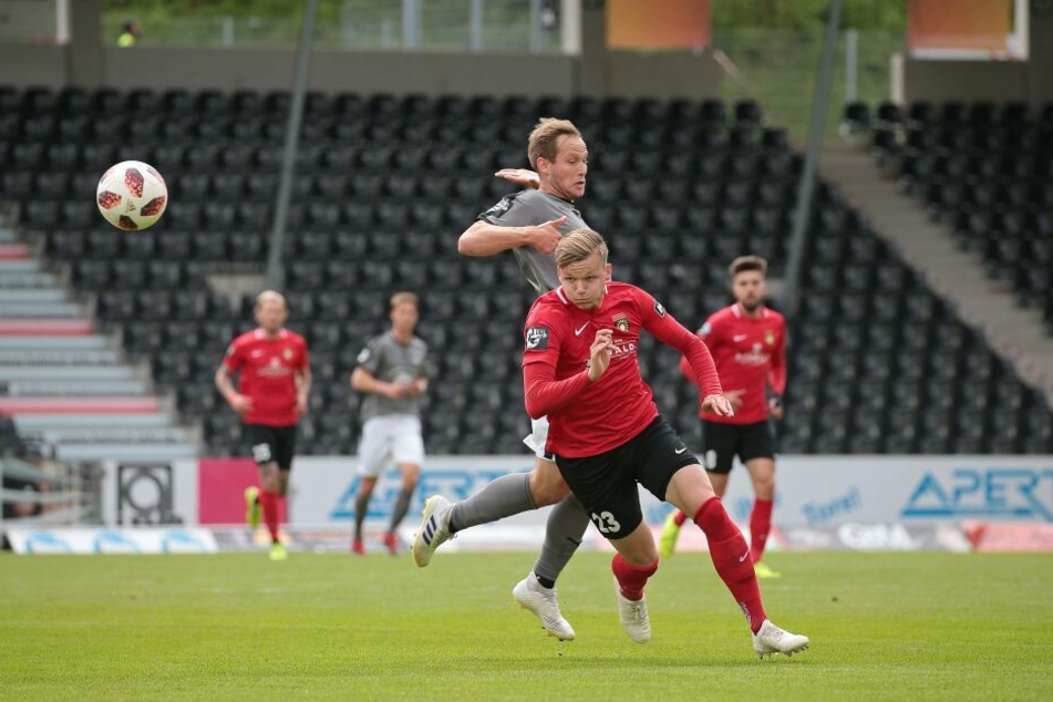 Rene Lange im Zweikampf mit Philipp Hercher.