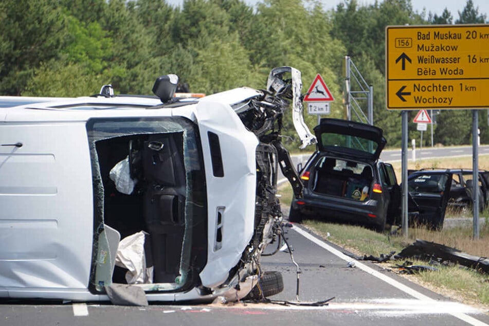 Fünf Wagen wurden am Sonntag in einen schweren Unfall verwickelt.