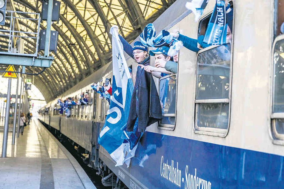 Um 9.15 Uhr ging's ab Hauptbahnhof los: Rappelvoll war der Sonderzug nach Bad Tölz mit den Fans der Dresdner Eislöwen an Bord.