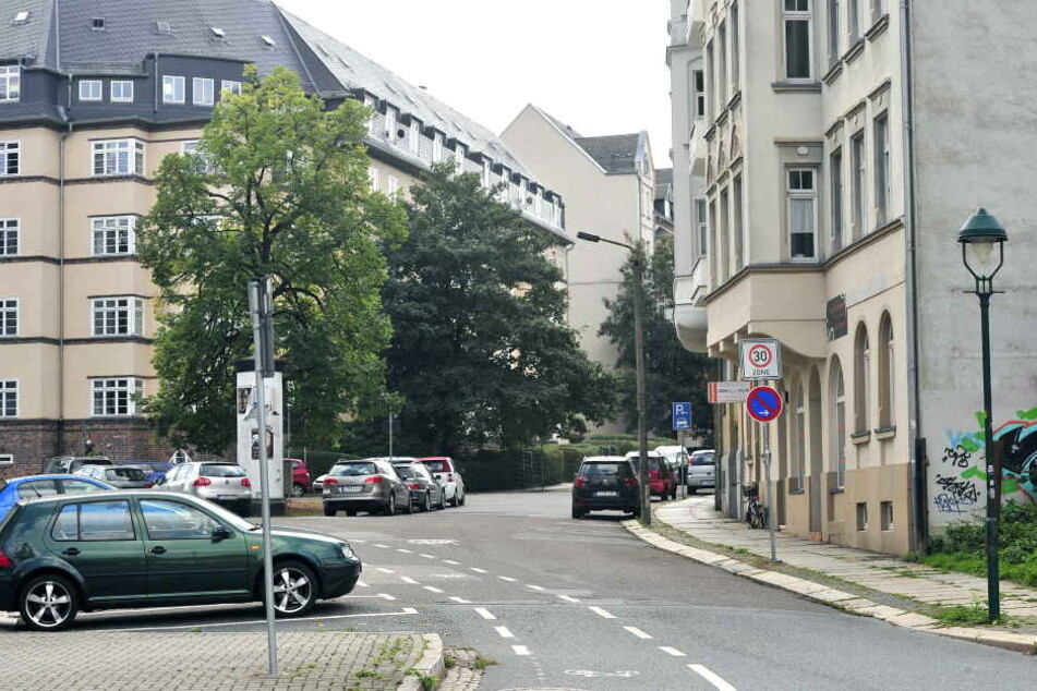 Eine 29-Jährige wurde in der Erich-Mühsam-Straße von mehreren Männern bedrängt und beklaut.