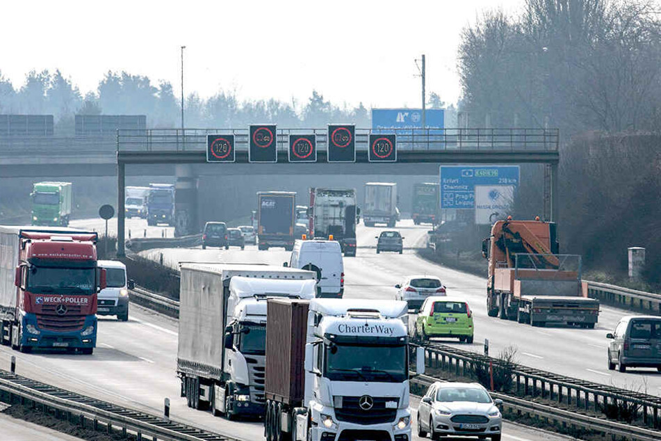 Auf der A4 im Raum Dresden gilt ab Frühjahr Tempo 100 - im Rahmen eines Verkehrsversuches.