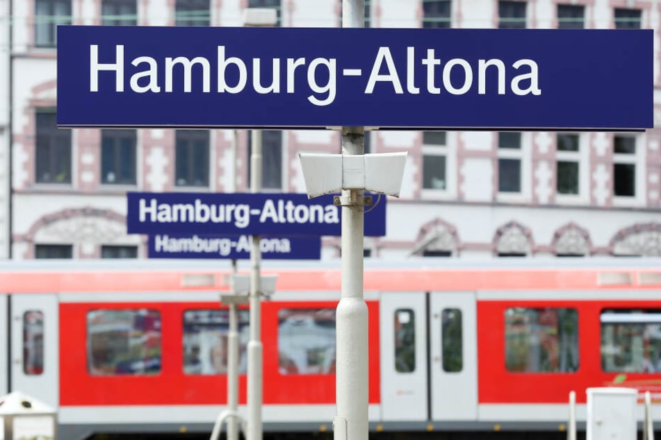 Das Oberverwaltungsgericht Hamburg hat die Planungen zur Verlegung des Fern- und Regionalbahnhofs Altona gestoppt. Wann die Planungen weiter gehen können, bleibt wohl zunächst unklar.