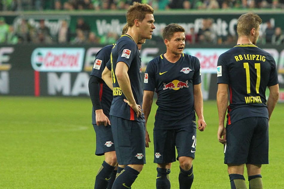 Die Leipziger Spieler beraten sich vorm Freistoß.