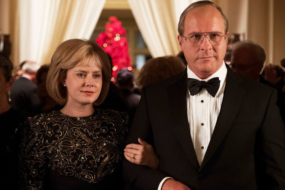 Dick Cheney (Christian Bale) und seine Frau Lynne (Amy Adams) schafften es bis an die Spitze der Macht in den USA und veränderten den Lauf der Geschichte nachhaltig.