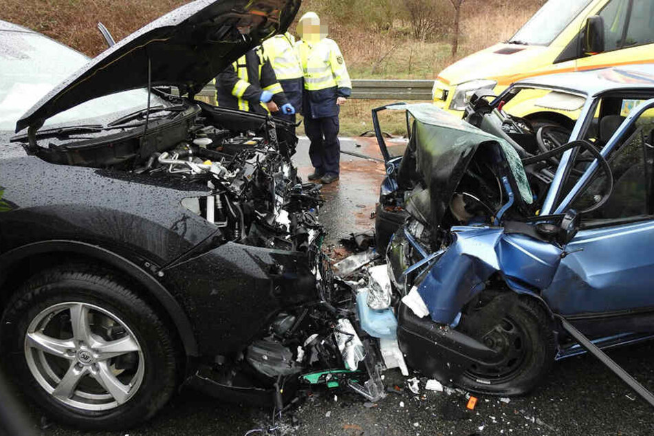 Der VW Polo geriet in einer Rechtskurve in den Gegenverkehr.