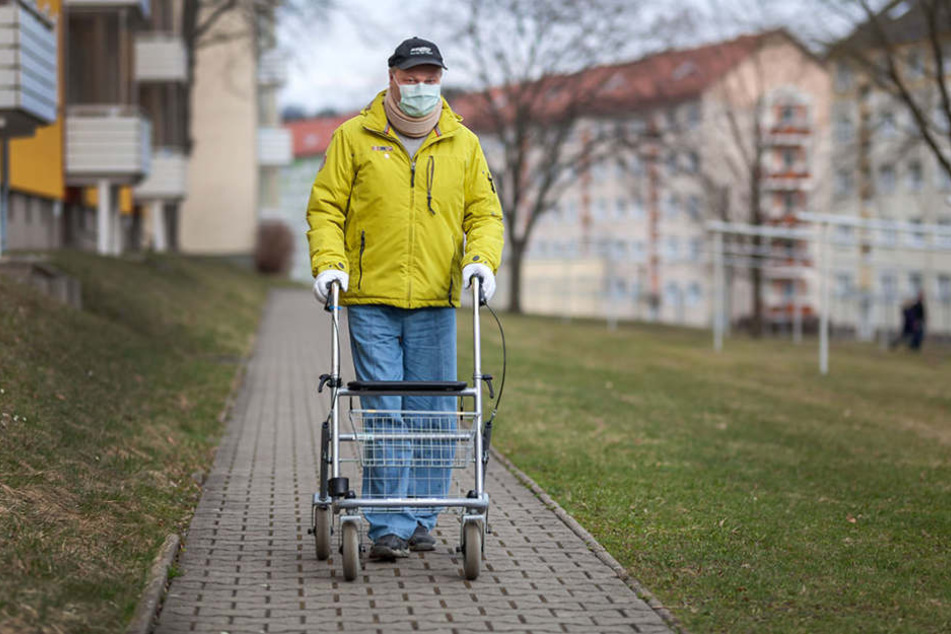 Nur mit Atemmaske vor die Tür: Ronald Otto muss sein Immunsystem vor Keimen
schützen.