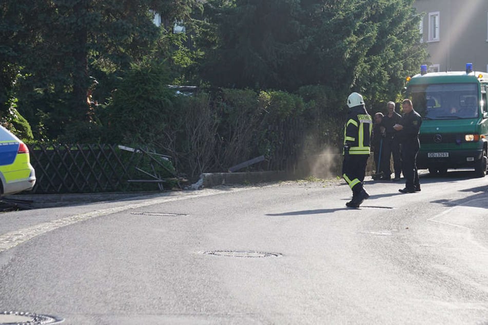 Das Fahrzeug kam von der Straße ab und landete an einem Zaun.