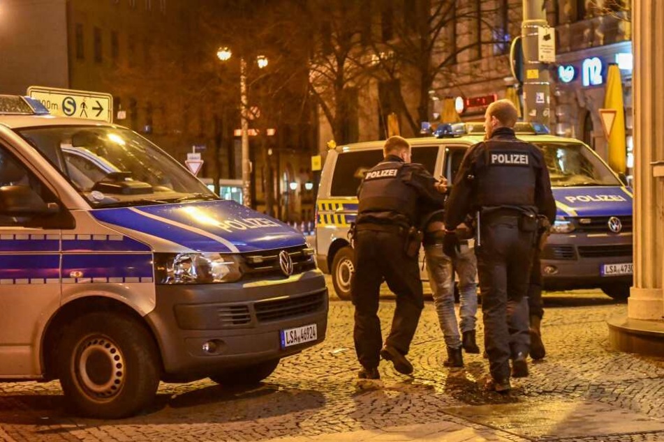 Besonders brisant: Der Mann soll bereits im März festgenommen worden sein, nachdem er einen 20-Jährigen mit einer Glasflasche ins Gesicht geschlagen hatte. (Archivbild)