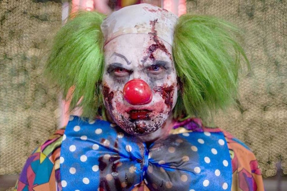Ein Täter in einem Clownskostüm hat einen 19-Jährigen in Rostock-Dierkow angegriffen und mit einem Baseballschläger verletzt.