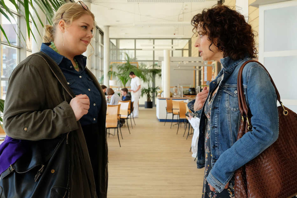 Schwester Miriam (l.) hat Geburtstag und den will ihre Mutter Linda (r.) gebührend mit ihr feiern. Aber die Tochter hat darauf so gar keine Lust.
