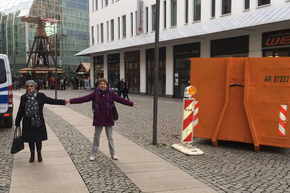 Rosemarie Neumann (77) und Gabi Vorwerk (62) zeigen, dass die Sperre am Wall nicht wirklich den Weg versperrt.