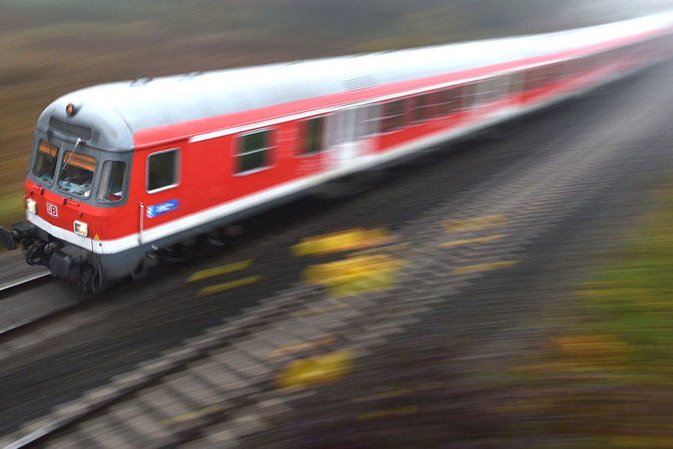 In einem Regionalexpress hat ein Mann ungeniert vor einer Frau masturbiert (Symbolbild).