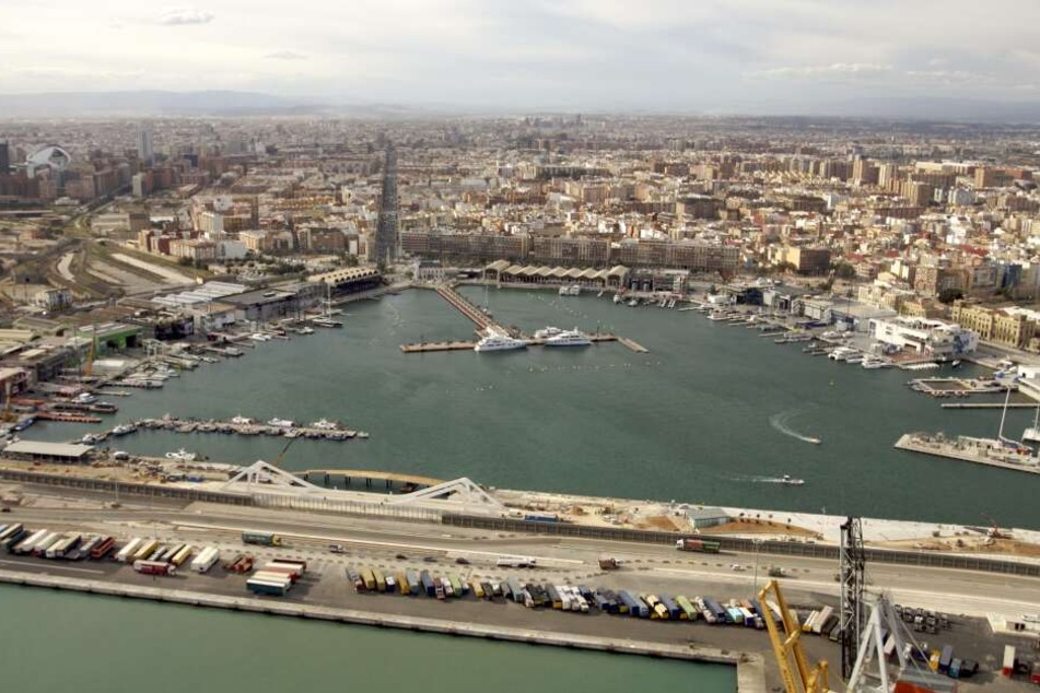 Im Hafen von Valencia wurde der Verdächtige zunächst in Gewahrsam genommen, nach einigen Stunden aber wieder freigelassen.