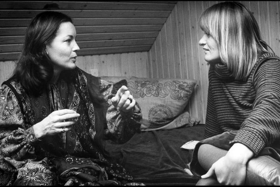 Schauspielerin Romy Schneider (li.) im Gespräch mit der Feministin und Journalistin Alice Schwarzer in einer Szene des Dokumentarfilms "Ein Abend mit Romy".