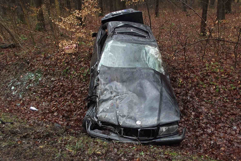Der BMW eines 25-jährigen Fahrers überschlug sich nach einem Ausweichmanöver mehrfach.