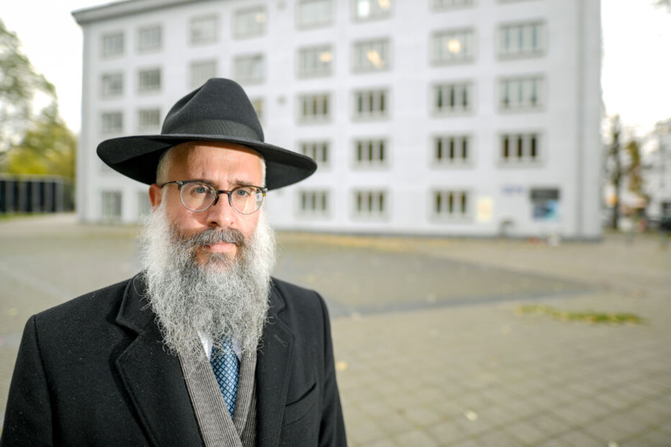 Landesrabbiner Shlomo Bistritzky steht auf dem Joseph-Carlebach-Platz in Hamburg, wo bis 1939 die Synagoge stand.