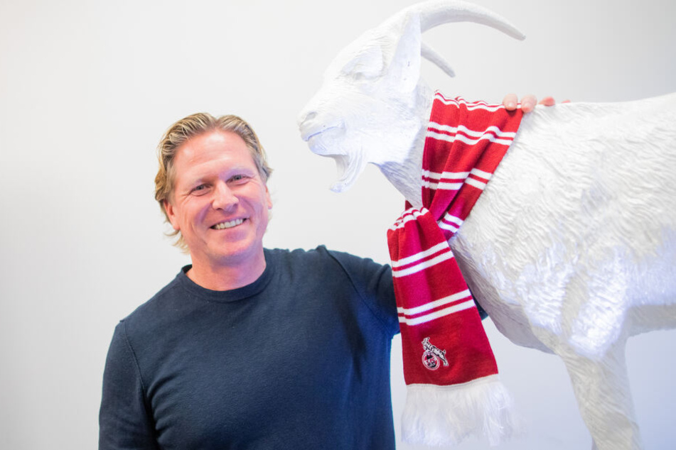 Kölns neuer Trainer Markus Gisdol steht nach seiner Präsentation neben einem Geißbock-Maskottchen.